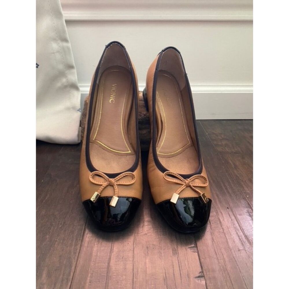 EUC Vionic Daphne Two Toned Tan Black Patent Leather Block Heels 39 / 8.5